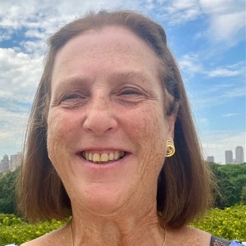 Alissa enjoys walking with friends to explore cities and their surrounding areas, and loves creating food and art walking adventures for the Shorewalkers community.